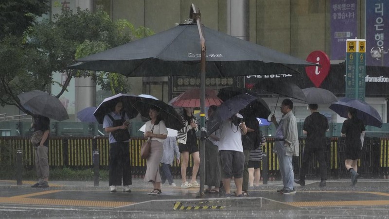 Sebuah sepeda motor melewati jalan yang sebagian terendam banjir di Paju, Korea Selatan, Rabu, 17 Juli 2024, menyusul hujan lebat di kawasan itu. Badan Meteorologi Korea Selatan mengeluarkan peringatan hujan lebat di seluruh wilayah Gyeonggi utara. (AP Photo/Lee Jin-man)