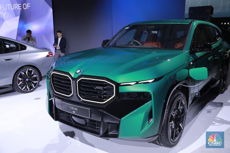 Pabrikan otomotif premium asal Jerman turut meluncurkan produk andalannya, mulai BMW 520i M Sport rakitan lokal, BMW i5 M60, BMW XM 50e, BMW XM 50e varian baru dari SAV Plug-In Hybrid performa tinggi, hingga BMW 430i Convertible. (CNBC Indonesia/Muhammad Sabki)