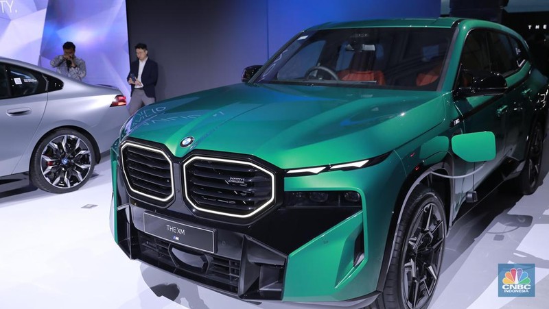 Pabrikan otomotif premium asal Jerman turut meluncurkan produk andalannya, mulai BMW 520i M Sport rakitan lokal, BMW i5 M60, BMW XM 50e, BMW XM 50e varian baru dari SAV Plug-In Hybrid performa tinggi, hingga BMW 430i Convertible. (CNBC Indonesia/Muhammad Sabki)
