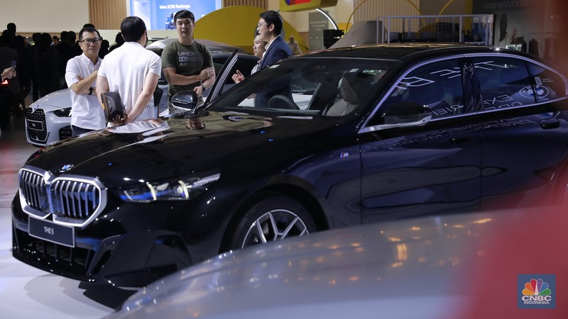 Pabrikan otomotif premium asal Jerman turut meluncurkan produk andalannya, mulai BMW 520i M Sport rakitan lokal, BMW i5 M60, BMW XM 50e, BMW XM 50e varian baru dari SAV Plug-In Hybrid performa tinggi, hingga BMW 430i Convertible. Pabrikan otomotif premium asal Jerman turut meluncurkan produk andalannya, mulai BMW 520i M Sport rakitan lokal, BMW i5 M60, BMW XM 50e, BMW XM 50e varian baru dari SAV Plug-In Hybrid performa tinggi, hingga BMW 430i Convertible. (CNBC Indonesia/Muhammad Sabki)