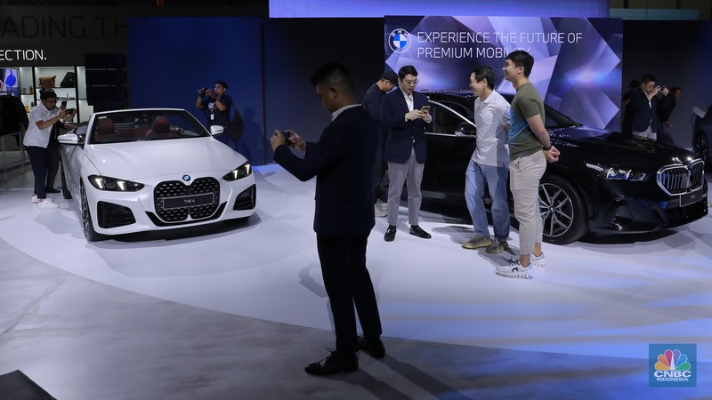 Pabrikan otomotif premium asal Jerman turut meluncurkan produk andalannya, mulai BMW 520i M Sport rakitan lokal, BMW i5 M60, BMW XM 50e, BMW XM 50e varian baru dari SAV Plug-In Hybrid performa tinggi, hingga BMW 430i Convertible. (CNBC Indonesia/Muhammad Sabki)