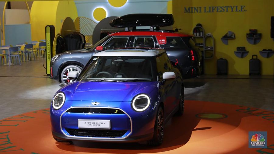 Pabrikan otomotif premium asal Jerman turut meluncurkan produk andalannya, mulai BMW 520i M Sport rakitan lokal, BMW i5 M60, BMW XM 50e, BMW XM 50e varian baru dari SAV Plug-In Hybrid performa tinggi, hingga BMW 430i Convertible. (CNBC Indonesia/Muhammad Sabki)