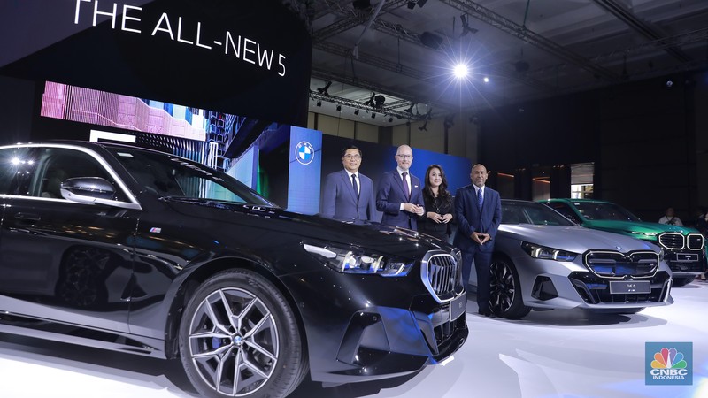 Pabrikan otomotif premium asal Jerman turut meluncurkan produk andalannya, mulai BMW 520i M Sport rakitan lokal, BMW i5 M60, BMW XM 50e, BMW XM 50e varian baru dari SAV Plug-In Hybrid performa tinggi, hingga BMW 430i Convertible. (CNBC Indonesia/Muhammad Sabki)