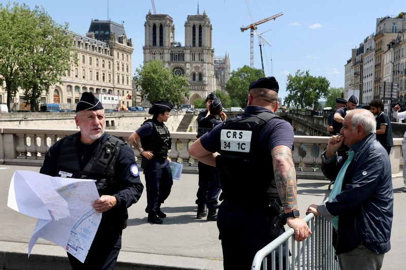 Pasukan keamanan Prancis mulai menutup sebagian besar wilayah Kota Paris pada hari Kamis (18/07), jelang upacara pembukaan Olimpiade pada pekan depan di Sungai Seine. (REUTERS/Kai Pfaffenbach) Pasukan keamanan Prancis mulai menutup sebagian besar wilayah Kota Paris pada hari Kamis (18/07), jelang upacara pembukaan Olimpiade pada pekan depan di Sungai Seine. (REUTERS/Kai Pfaffenbach)