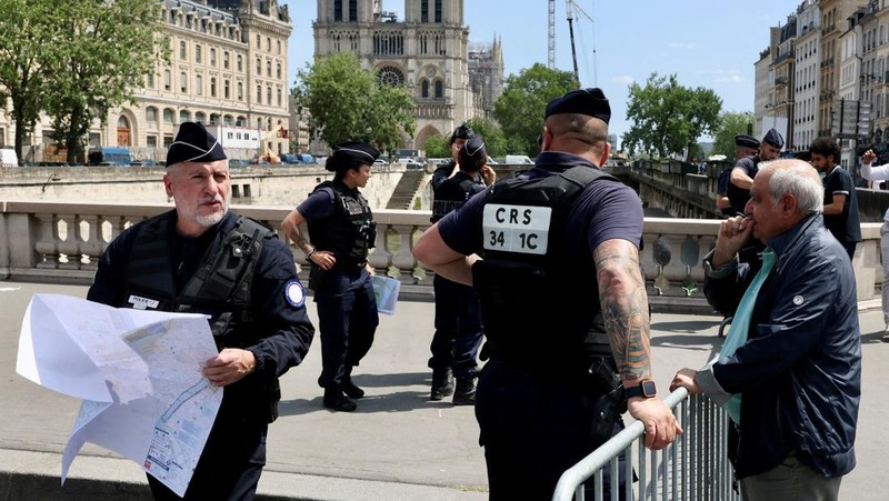 Pasukan keamanan Prancis mulai menutup sebagian besar wilayah Kota Paris pada hari Kamis (18/07), jelang upacara pembukaan Olimpiade pada pekan depan di Sungai Seine. (REUTERS/Kai Pfaffenbach)