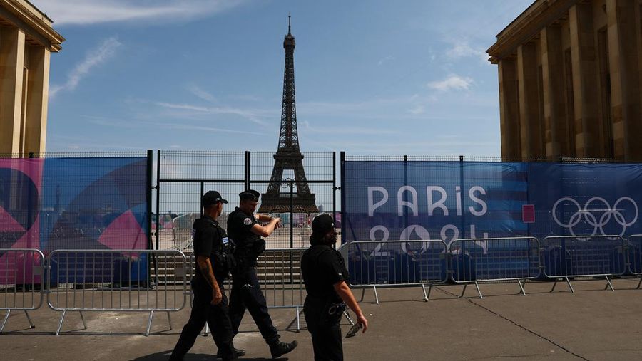 Pasukan keamanan Prancis mulai menutup sebagian besar wilayah Kota Paris pada hari Kamis (18/07), jelang upacara pembukaan Olimpiade pada pekan depan di Sungai Seine. (REUTERS/Kai Pfaffenbach)