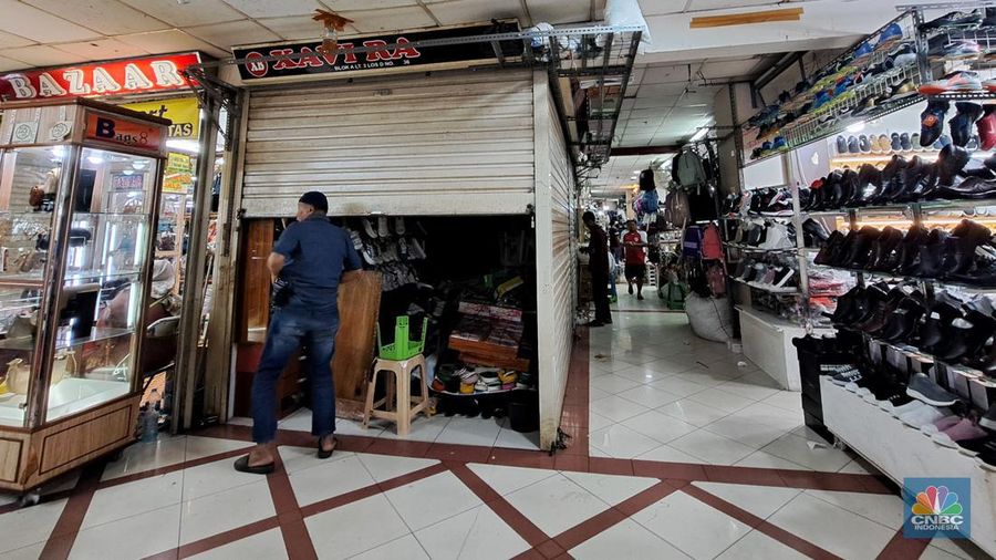 Penjual sepatu merapihkan dagangannya sebelum menutup toko di Blok A asar Tanah Abang, Jakarta, Kamis (18/7/2024). Sejumah pedagang Blok A Pasar Tanah Abang khususnya di lantai 3  Blok A mengaku tengah dilanda kepanikan karena khawtir akan adanya razia barang impor. (վ/Faisal Rahman)