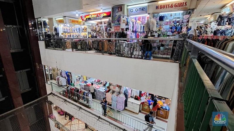 Penjual sepatu merapihkan dagangannya sebelum menutup toko di Blok A asar Tanah Abang, Jakarta, Kamis (18/7/2024). Sejumah pedagang Blok A Pasar Tanah Abang khususnya di lantai 3  Blok A mengaku tengah dilanda kepanikan karena khawtir akan adanya razia barang impor. (վ/Faisal Rahman)