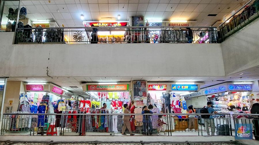 Penjual sepatu merapihkan dagangannya sebelum menutup toko di Blok A asar Tanah Abang, Jakarta, Kamis (18/7/2024). Sejumah pedagang Blok A Pasar Tanah Abang khususnya di lantai 3  Blok A mengaku tengah dilanda kepanikan karena khawtir akan adanya razia barang impor. (վ/Faisal Rahman)