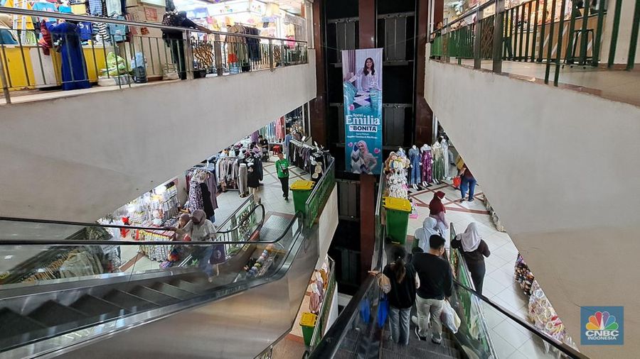 Penjual sepatu merapihkan dagangannya sebelum menutup toko di Blok A asar Tanah Abang, Jakarta, Kamis (18/7/2024). Sejumah pedagang Blok A Pasar Tanah Abang khususnya di lantai 3 Blok A mengaku tengah dilanda kepanikan karena khawtir akan adanya razia barang impor. (CNBC Indonesia/Faisal Rahman)