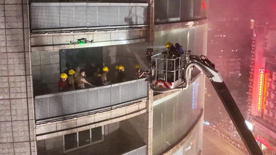 Asap mengepul di sebuah pusat perbelanjaan menyusul kebakaran di kota Zigong, provinsi Sichuan, China, dalam gambar diam yang diperoleh dari video media sosial pada 17 Juli 2024. (VIDEO OBTAINED BY REUTERS/via REUTERS)