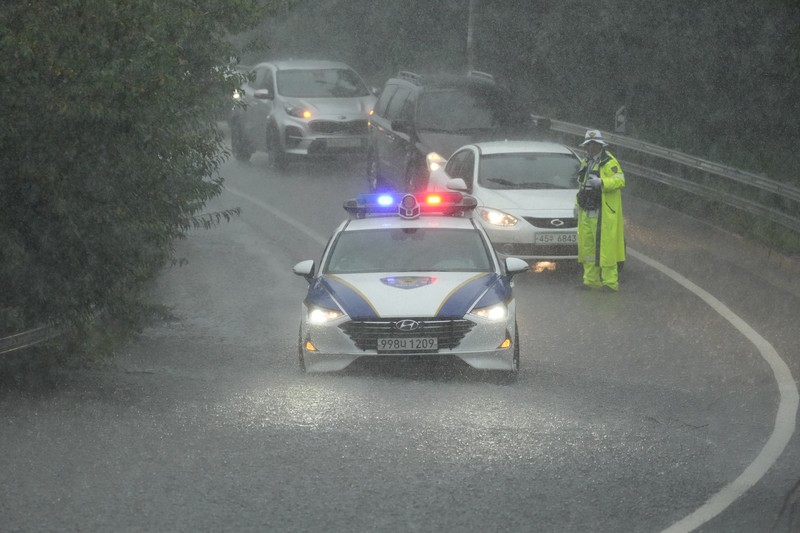 Sebuah sepeda motor melewati jalan yang sebagian terendam banjir di Paju, Korea Selatan, Rabu, 17 Juli 2024, menyusul hujan lebat di kawasan itu. Badan Meteorologi Korea Selatan mengeluarkan peringatan hujan lebat di seluruh wilayah Gyeonggi utara. (AP Photo/Lee Jin-man)