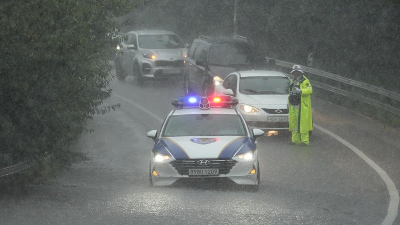 Sebuah sepeda motor melewati jalan yang sebagian terendam banjir di Paju, Korea Selatan, Rabu, 17 Juli 2024, menyusul hujan lebat di kawasan itu. Badan Meteorologi Korea Selatan mengeluarkan peringatan hujan lebat di seluruh wilayah Gyeonggi utara. (AP Photo/Lee Jin-man)