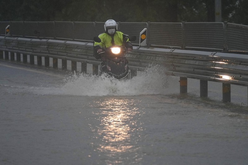 Sebuah sepeda motor melewati jalan yang sebagian terendam banjir di Paju, Korea Selatan, Rabu, 17 Juli 2024, menyusul hujan lebat di kawasan itu. Badan Meteorologi Korea Selatan mengeluarkan peringatan hujan lebat di seluruh wilayah Gyeonggi utara. (AP Photo/Lee Jin-man)