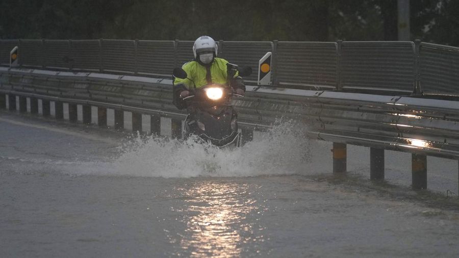 Sebuah sepeda motor melewati jalan yang sebagian terendam banjir di Paju, Korea Selatan, Rabu, 17 Juli 2024, menyusul hujan lebat di kawasan itu. Badan Meteorologi Korea Selatan mengeluarkan peringatan hujan lebat di seluruh wilayah Gyeonggi utara. (AP Photo/Lee Jin-man)