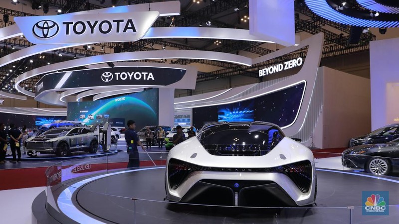 Pameran otomotif tahunan Indonesia International Motor Show (IIMS) di JIExpo, Jakarta Pusat, Kamis (13/2/2025) resmi digelar. (CNBC Indonesia/Tri Susilo)