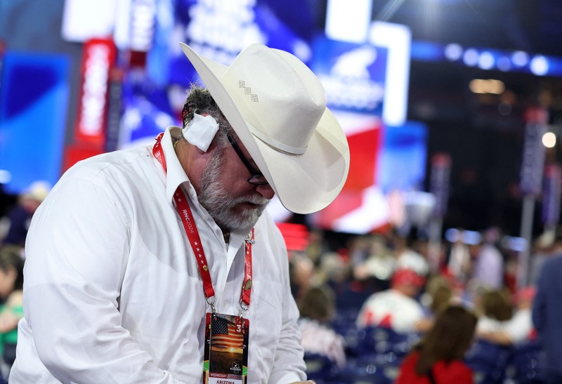 Seorang delegasi Arizona mengenakan perban mengacu pada cedera yang diderita calon presiden dari Partai Republik dan mantan Presiden AS Donald Trump dalam upaya pembunuhan pada Hari ke-3 Konvensi Nasional Partai Republik (RNC), di Fiserv Forum di Milwaukee, Wisconsin, AS, Juli 17 Agustus 2024. (REUTERS/Andrew Kelly)