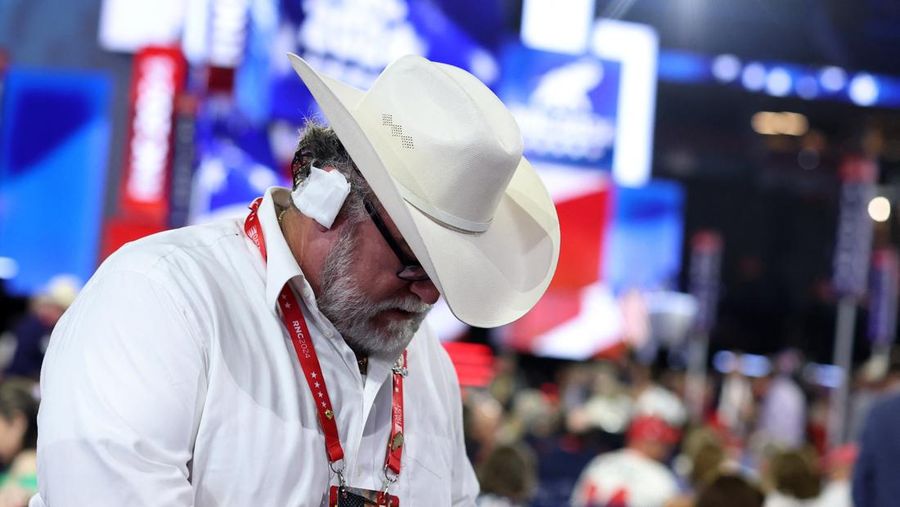 Seorang delegasi Arizona mengenakan perban mengacu pada cedera yang diderita calon presiden dari Partai Republik dan mantan Presiden AS Donald Trump dalam upaya pembunuhan pada Hari ke-3 Konvensi Nasional Partai Republik (RNC), di Fiserv Forum di Milwaukee, Wisconsin, AS, Juli 17 Agustus 2024. (REUTERS/Andrew Kelly)