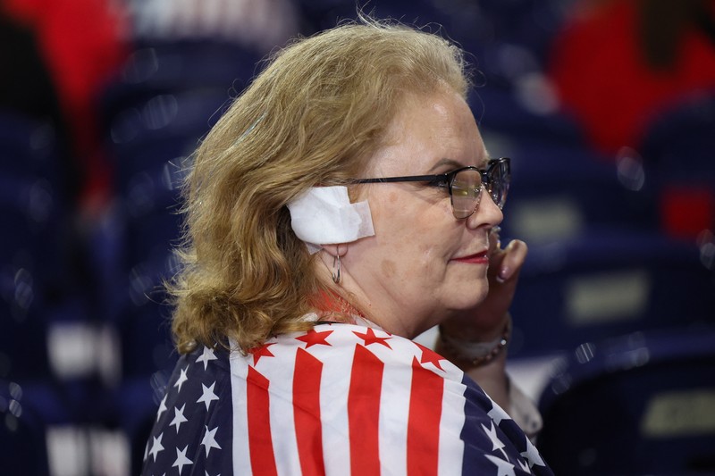 Seorang delegasi Arizona mengenakan perban mengacu pada cedera yang diderita calon presiden dari Partai Republik dan mantan Presiden AS Donald Trump dalam upaya pembunuhan pada Hari ke-3 Konvensi Nasional Partai Republik (RNC), di Fiserv Forum di Milwaukee, Wisconsin, AS, Juli 17 Agustus 2024. Seorang delegasi Arizona mengenakan perban mengacu pada cedera yang diderita calon presiden dari Partai Republik dan mantan Presiden AS Donald Trump dalam upaya pembunuhan pada Hari ke-3 Konvensi Nasional Partai Republik (RNC), di Fiserv Forum di Milwaukee, Wisconsin, AS, Juli 17 Agustus 2024. (REUTERS/Andrew Kelly)