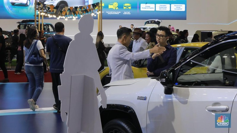 Suasana ajang pameran otomotif GAIKINDO Indonesia International Auto Show (GIIAS) 2024 di Indonesia Convention Exhibition (ICE) BSD, Serpong, Kabupaten Tangerang, Banten Kamis (18/7/2024). (CNBC Indonesia/Muhammad Sabki)