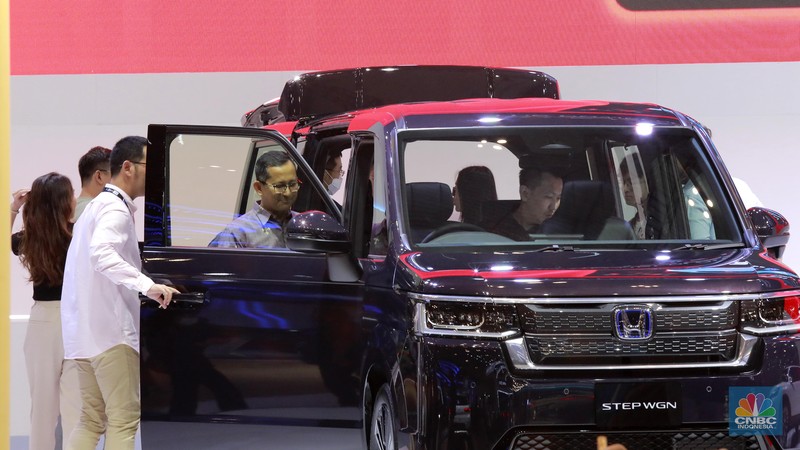Suasana ajang pameran otomotif GAIKINDO Indonesia International Auto Show (GIIAS) 2024 di Indonesia Convention Exhibition (ICE) BSD, Serpong, Kabupaten Tangerang, Banten Kamis (18/7/2024). (CNBC Indonesia/Muhammad Sabki) Suasana ajang pameran otomotif GAIKINDO Indonesia International Auto Show (GIIAS) 2024 di Indonesia Convention Exhibition (ICE) BSD, Serpong, Kabupaten Tangerang, Banten Kamis (18/7/2024). (CNBC Indonesia/Muhammad Sabki)