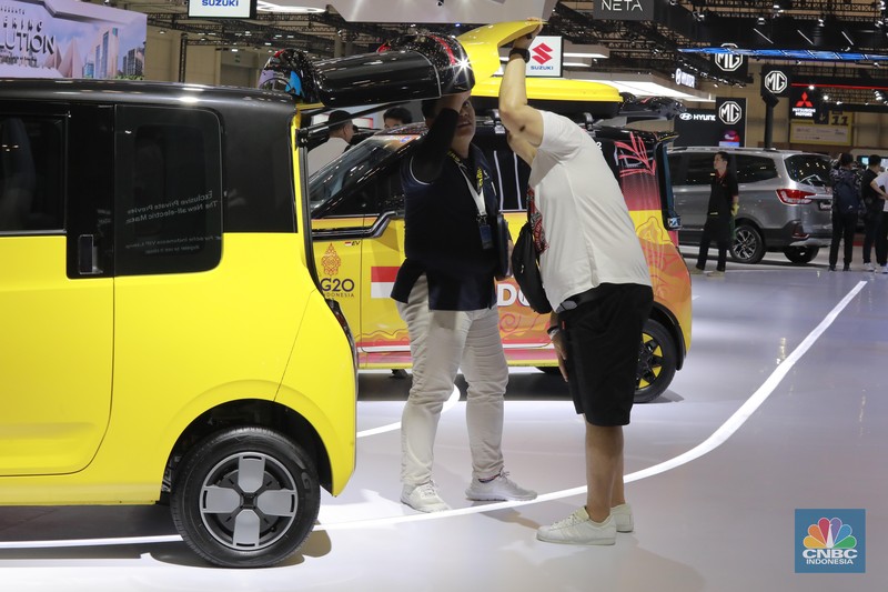 Suasana ajang pameran otomotif GAIKINDO Indonesia International Auto Show (GIIAS) 2024 di Indonesia Convention Exhibition (ICE) BSD, Serpong, Kabupaten Tangerang, Banten Kamis (18/7/2024). (CNBC Indonesia/Muhammad Sabki) Suasana ajang pameran otomotif GAIKINDO Indonesia International Auto Show (GIIAS) 2024 di Indonesia Convention Exhibition (ICE) BSD, Serpong, Kabupaten Tangerang, Banten Kamis (18/7/2024). (CNBC Indonesia/Muhammad Sabki)