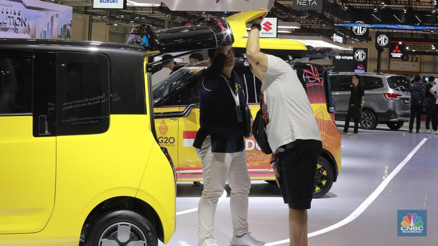 Suasana ajang pameran otomotif GAIKINDO Indonesia International Auto Show (GIIAS) 2024 di Indonesia Convention Exhibition (ICE) BSD, Serpong, Kabupaten Tangerang, Banten Kamis (18/7/2024). (CNBC Indonesia/Muhammad Sabki)