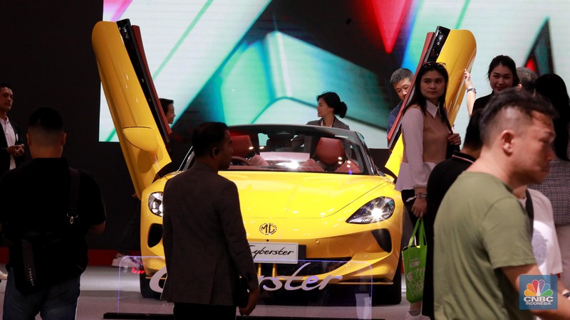 Suasana ajang pameran otomotif GAIKINDO Indonesia International Auto Show (GIIAS) 2024 di Indonesia Convention Exhibition (ICE) BSD, Serpong, Kabupaten Tangerang, Banten Kamis (18/7/2024). (CNBC Indonesia/Muhammad Sabki) Suasana ajang pameran otomotif GAIKINDO Indonesia International Auto Show (GIIAS) 2024 di Indonesia Convention Exhibition (ICE) BSD, Serpong, Kabupaten Tangerang, Banten Kamis (18/7/2024). (CNBC Indonesia/Muhammad Sabki)