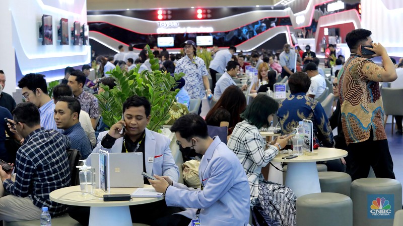 Suasana ajang pameran otomotif GAIKINDO Indonesia International Auto Show (GIIAS) 2024 di Indonesia Convention Exhibition (ICE) BSD, Serpong, Kabupaten Tangerang, Banten Kamis (18/7/2024). (CNBC Indonesia/Muhammad Sabki) Suasana ajang pameran otomotif GAIKINDO Indonesia International Auto Show (GIIAS) 2024 di Indonesia Convention Exhibition (ICE) BSD, Serpong, Kabupaten Tangerang, Banten Kamis (18/7/2024). (CNBC Indonesia/Muhammad Sabki)