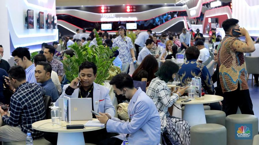 Suasana ajang pameran otomotif GAIKINDO Indonesia International Auto Show (GIIAS) 2024 di Indonesia Convention Exhibition (ICE) BSD, Serpong, Kabupaten Tangerang, Banten Kamis (18/7/2024). (CNBC Indonesia/Muhammad Sabki)