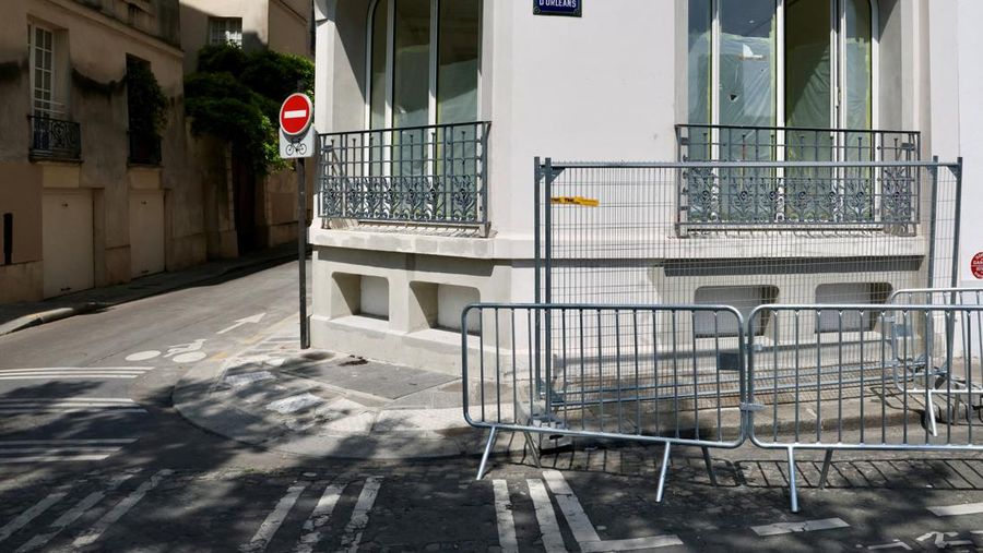 Pasukan keamanan Prancis mulai menutup sebagian besar wilayah Kota Paris pada hari Kamis (18/07), jelang upacara pembukaan Olimpiade pada pekan depan di Sungai Seine. (REUTERS/Kai Pfaffenbach)