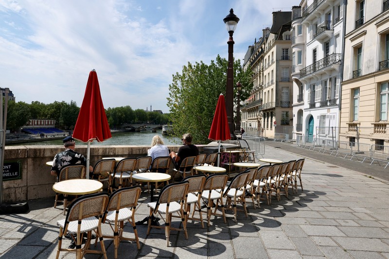Pasukan keamanan Prancis mulai menutup sebagian besar wilayah Kota Paris pada hari Kamis (18/07), jelang upacara pembukaan Olimpiade pada pekan depan di Sungai Seine. (REUTERS/Kai Pfaffenbach) Pasukan keamanan Prancis mulai menutup sebagian besar wilayah Kota Paris pada hari Kamis (18/07), jelang upacara pembukaan Olimpiade pada pekan depan di Sungai Seine. (REUTERS/Kai Pfaffenbach)