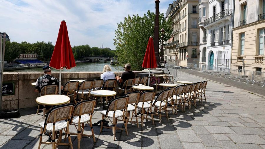 Suasana sepi setelah pasukan keamanan Prancis mulai menutup sebagian besar wilayah Kota Paris pada hari Kamis (18/07), jelang upacara pembukaan Olimpiade pada pekan depan di Sungai Seine. (REUTERS/Kevin Coombs)