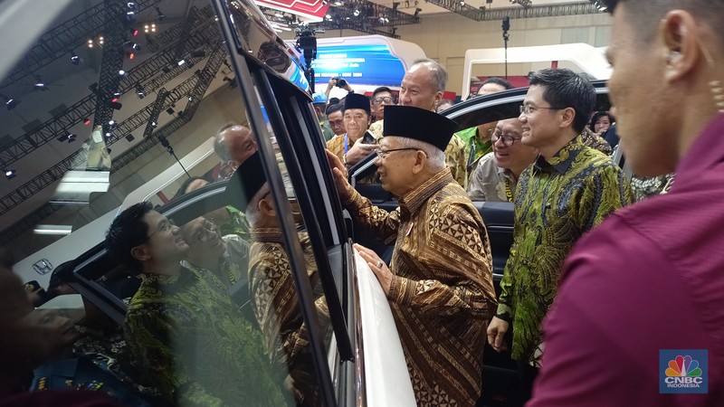 Wakil Presiden Ma'ruf Amin mengunjungi Gaikindo Indonesia International Auto Show (GIIAS) 2024 di Indonesia Convention Exhibition (ICE) BSD. Wakil Presiden Ma'ruf Amin mengunjungi Gaikindo Indonesia International Auto Show (GIIAS) 2024 di Indonesia Convention Exhibition (ICE) BSD. (CNBC Indonesia/Ferry Sandi)