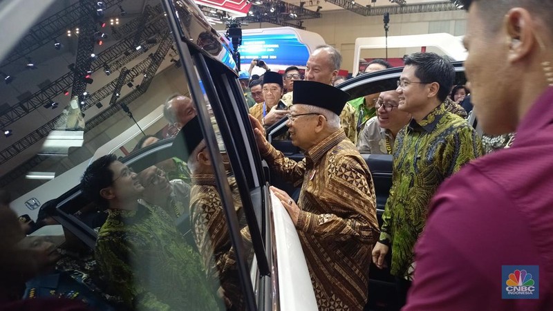 Wakil Presiden Ma'ruf Amin mengunjungi Gaikindo Indonesia International Auto Show (GIIAS) 2024 di Indonesia Convention Exhibition (ICE) BSD. (CNBC Indonesia/Ferry Sandi)