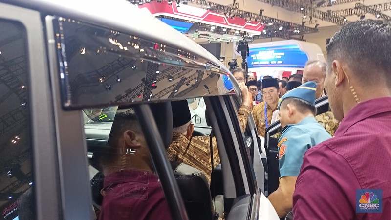 Wakil Presiden Ma'ruf Amin mengunjungi Gaikindo Indonesia International Auto Show (GIIAS) 2024 di Indonesia Convention Exhibition (ICE) BSD. Wakil Presiden Ma'ruf Amin mengunjungi Gaikindo Indonesia International Auto Show (GIIAS) 2024 di Indonesia Convention Exhibition (ICE) BSD. (CNBC Indonesia/Ferry Sandi)