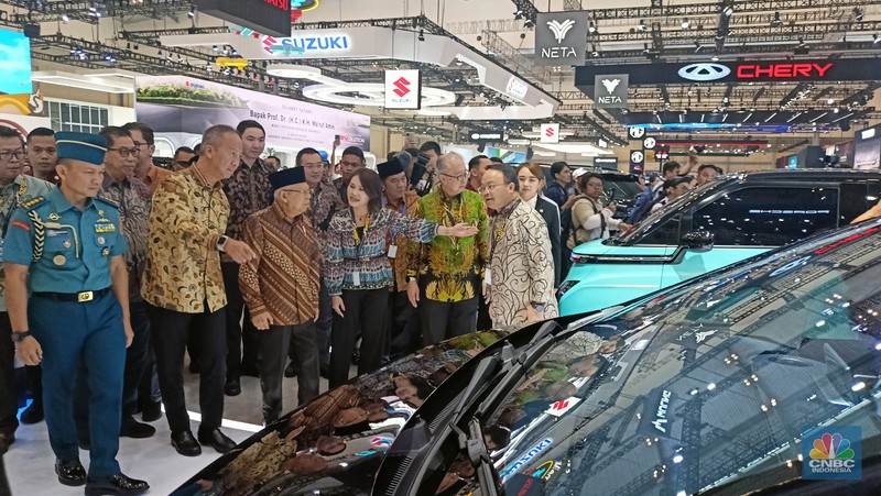 Wakil Presiden Ma'ruf Amin mengunjungi Gaikindo Indonesia International Auto Show (GIIAS) 2024 di Indonesia Convention Exhibition (ICE) BSD. Wakil Presiden Ma'ruf Amin mengunjungi Gaikindo Indonesia International Auto Show (GIIAS) 2024 di Indonesia Convention Exhibition (ICE) BSD. (CNBC Indonesia/Ferry Sandi)