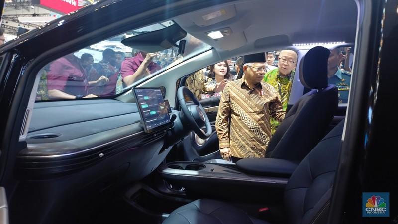Wakil Presiden Ma'ruf Amin mengunjungi Gaikindo Indonesia International Auto Show (GIIAS) 2024 di Indonesia Convention Exhibition (ICE) BSD. Wakil Presiden Ma'ruf Amin mengunjungi Gaikindo Indonesia International Auto Show (GIIAS) 2024 di Indonesia Convention Exhibition (ICE) BSD. (CNBC Indonesia/Ferry Sandi)