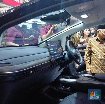 Potret Wapres Ma'ruf Amin Keliling GIIAS 2024 - Jajal Hyundai KONA