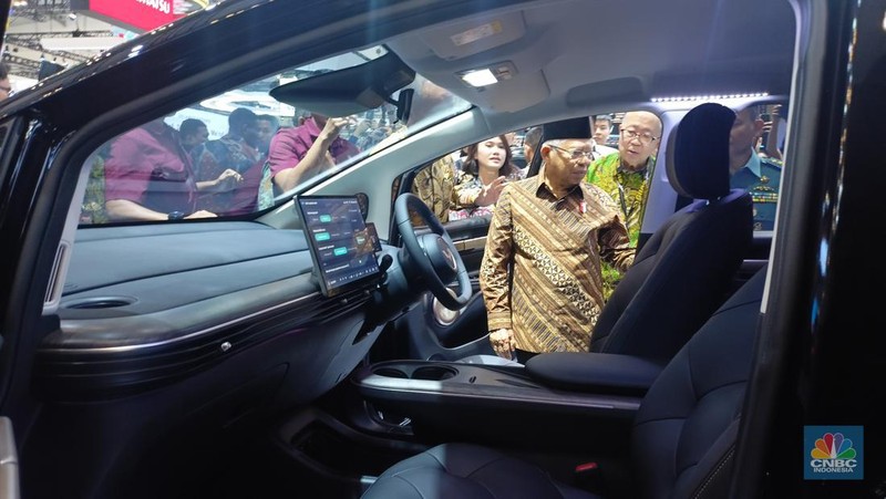 Wakil Presiden Ma'ruf Amin mengunjungi Gaikindo Indonesia International Auto Show (GIIAS) 2024 di Indonesia Convention Exhibition (ICE) BSD. (CNBC Indonesia/Ferry Sandi)