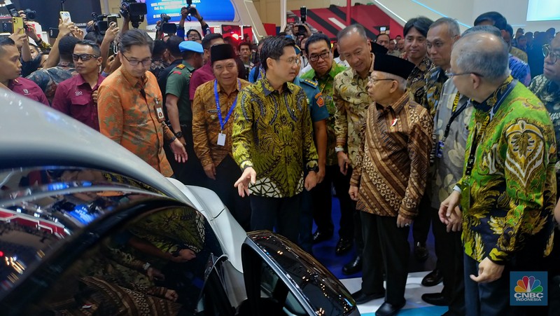 Wakil Presiden Ma'ruf Amin mengunjungi Gaikindo Indonesia International Auto Show (GIIAS) 2024 di Indonesia Convention Exhibition (ICE) BSD. Wakil Presiden Ma'ruf Amin mengunjungi Gaikindo Indonesia International Auto Show (GIIAS) 2024 di Indonesia Convention Exhibition (ICE) BSD. (CNBC Indonesia/Ferry Sandi)