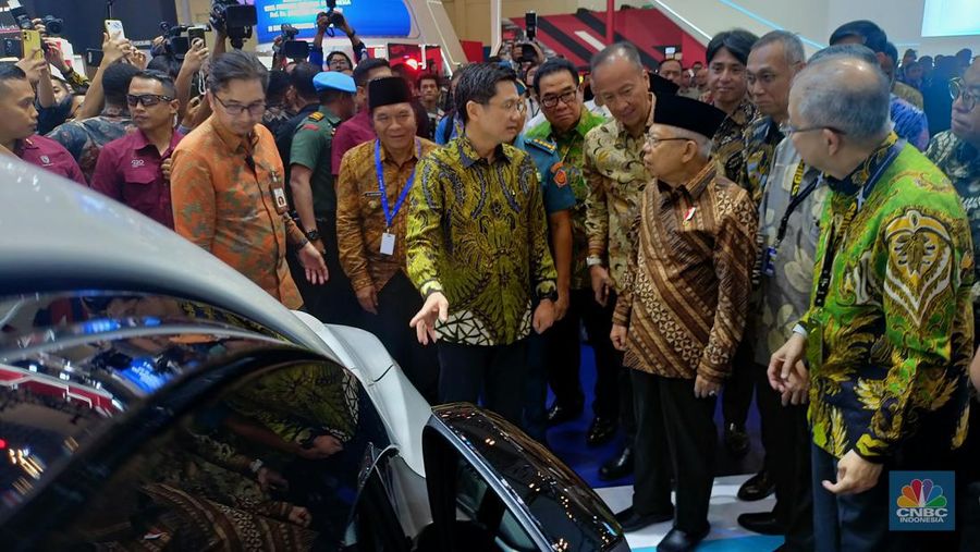 Wakil Presiden Ma'ruf Amin mengunjungi Gaikindo Indonesia International Auto Show (GIIAS) 2024 di Indonesia Convention Exhibition (ICE) BSD. (CNBC Indonesia/Ferry Sandi)