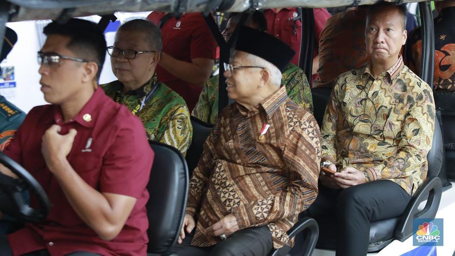 Wapres Ma'ruf Amin didampingi Menteri Perindustrian Agus Gumiwang, Penjabat Gubernur Banten, Al Muktabar, Penjabat Bupati Tangerang, Andi Ony dan Ketua Umum Gaikindo Yohannes Nangoi resmi membuka pameran otomotif Gaikindo Indonesia International Auto Show (GIIAS) ke-31 yang digelar 18-28 Juli 2024 di ICE BSD City, Tangerang, Kamis, (18/7/2023). (CNBC Indonesia/Muhammad Sabki)