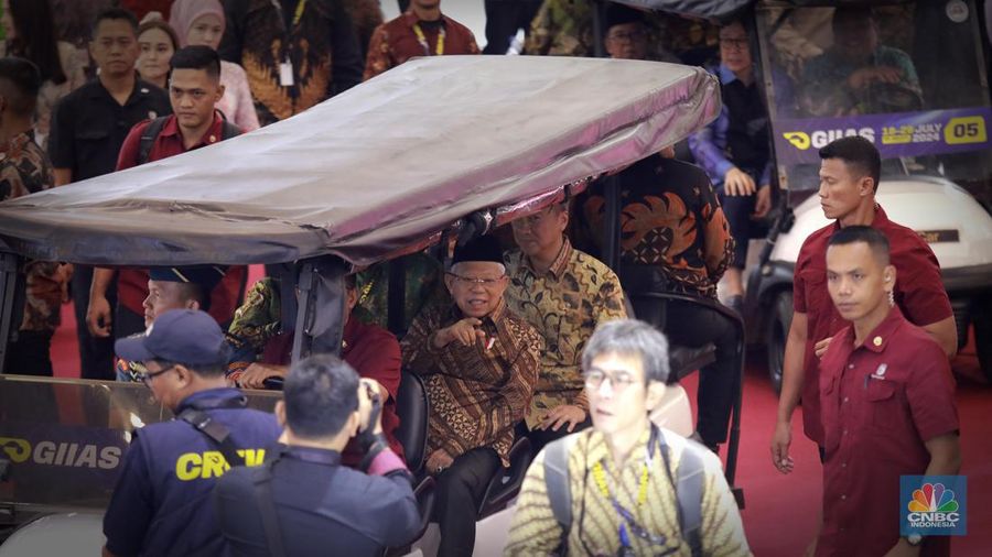 Wapres Ma'ruf Amin didampingi Menteri Perindustrian Agus Gumiwang, Penjabat Gubernur Banten, Al Muktabar, Penjabat Bupati Tangerang, Andi Ony dan Ketua Umum Gaikindo Yohannes Nangoi resmi membuka pameran otomotif Gaikindo Indonesia International Auto Show (GIIAS) ke-31 yang digelar 18-28 Juli 2024 di ICE BSD City, Tangerang, Kamis, (18/7/2023). (CNBC Indonesia/Muhammad Sabki)