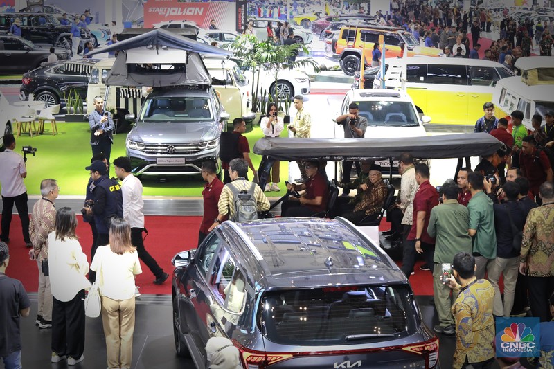 Wapres Ma'ruf Amin didampingi Menteri Perindustrian Agus Gumiwang, Penjabat Gubernur Banten, Al Muktabar, Penjabat Bupati Tangerang, Andi Ony dan Ketua Umum Gaikindo Yohannes Nangoi resmi membuka pameran otomotif Gaikindo Indonesia International Auto Show (GIIAS) ke-31 yang digelar 18-28 Juli 2024 di ICE BSD City, Tangerang, Kamis, (18/7/2023). (CNBC Indonesia/Muhammad Sabki)