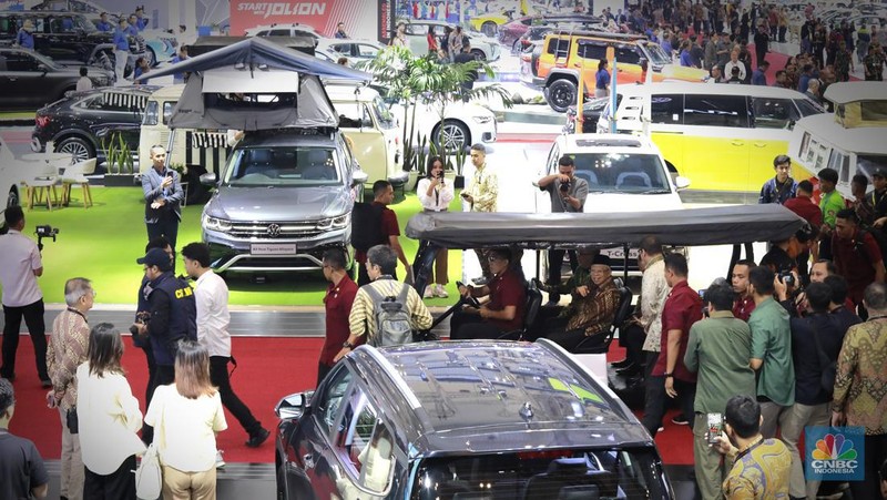 Wapres Ma'ruf Amin didampingi Menteri Perindustrian Agus Gumiwang, Penjabat Gubernur Banten, Al Muktabar, Penjabat Bupati Tangerang, Andi Ony dan Ketua Umum Gaikindo Yohannes Nangoi resmi membuka pameran otomotif Gaikindo Indonesia International Auto Show (GIIAS) ke-31 yang digelar 18-28 Juli 2024 di ICE BSD City, Tangerang, Kamis, (18/7/2023). (CNBC Indonesia/Muhammad Sabki)