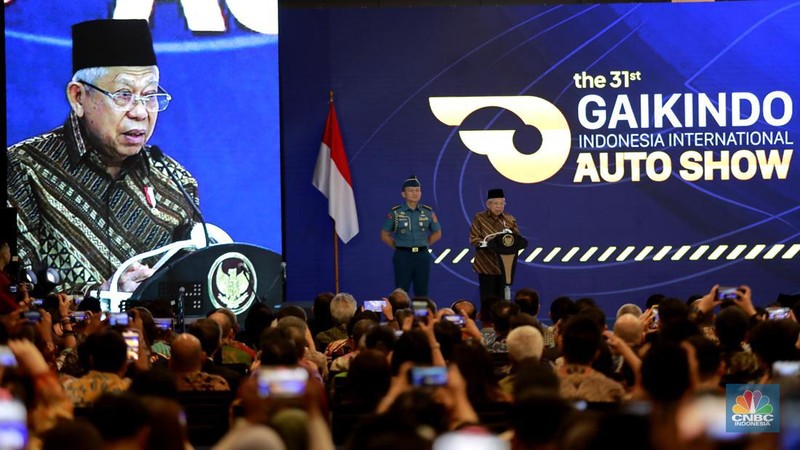 Wapres Ma'ruf Amin didampingi Menteri Perindustrian Agus Gumiwang, Penjabat Gubernur Banten, Al Muktabar, Penjabat Bupati Tangerang, Andi Ony dan Ketua Umum Gaikindo Yohannes Nangoi resmi membuka pameran otomotif Gaikindo Indonesia International Auto Show (GIIAS) ke-31 yang digelar 18-28 Juli 2024 di ICE BSD City, Tangerang, Kamis, (18/7/2023). (CNBC Indonesia/Muhammad Sabki)