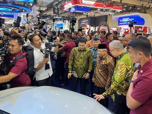 Wapres Maruf Amin Mampir ke Booth Toyota, Lihat-lihat Yaris Cross dan Innova Zenix