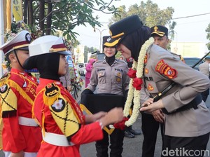 Lucunya 2 Polisi Cilik Sambut Kapolres Sukabumi Kota yang Baru