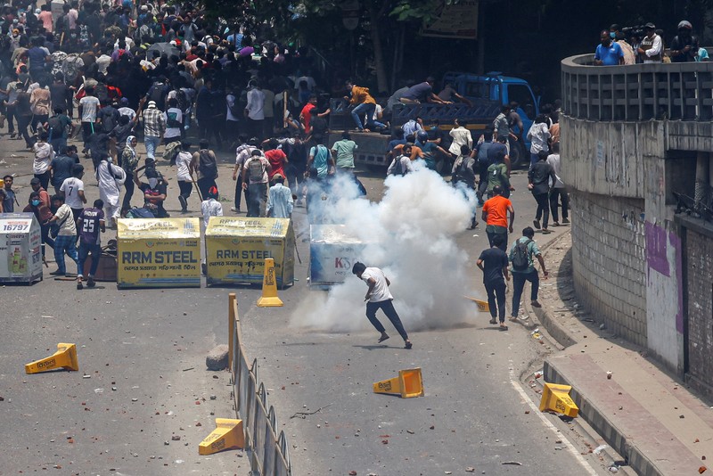 Bentrokan antara pendukung anti-kuota, polisi dan pendukung Liga Awami di Rampura, Bangladesh, Kamis (18/7/2024). 
 (REUTERS/Mohammad Ponir Hossain)